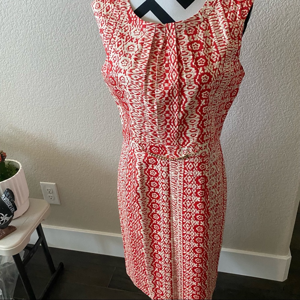 Ellen Tracy || red and beige patterned crewneck shift dress